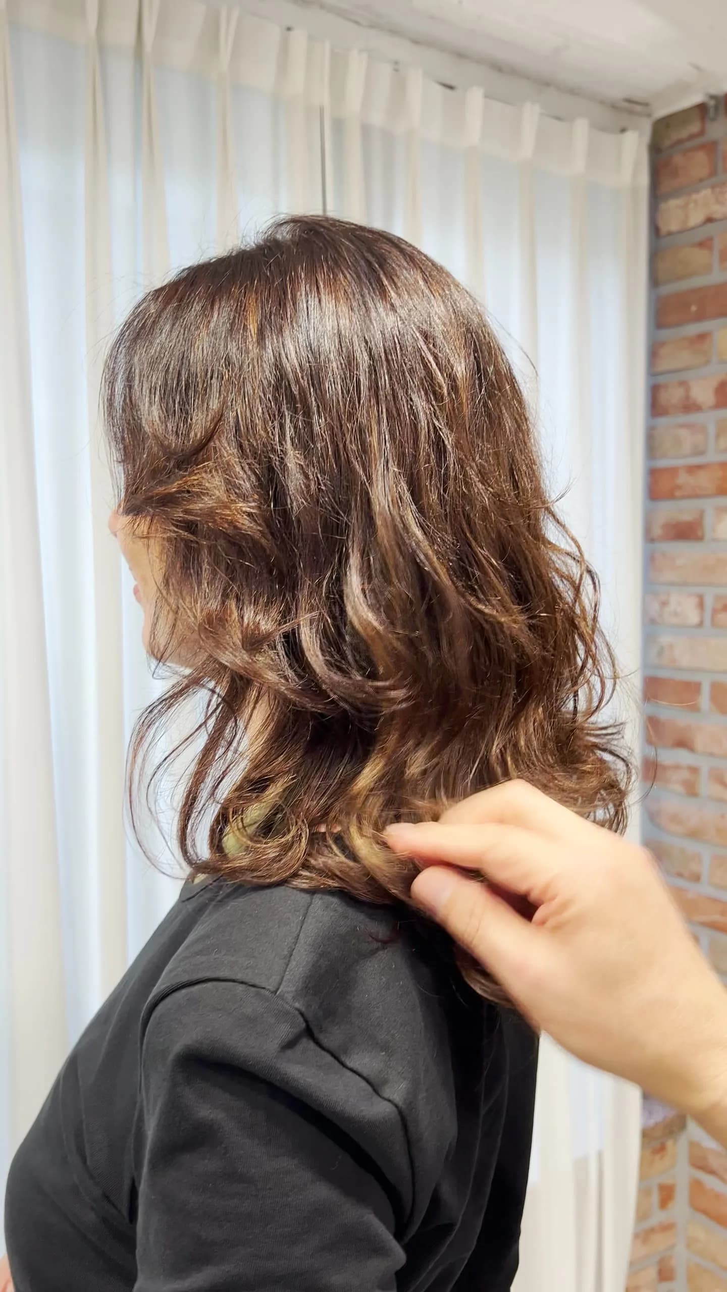 Soft shoulder-length waves after a Korean perm, Seoul, 18 August 2026